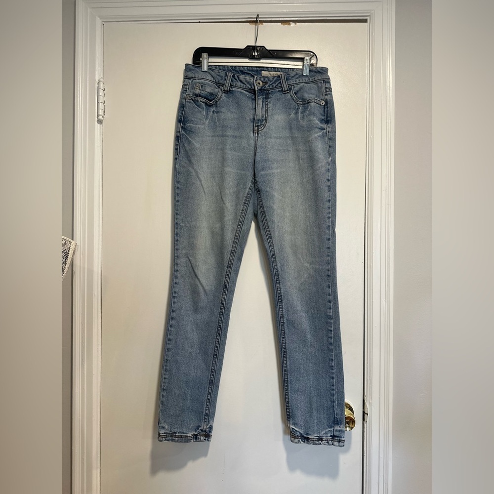 DKNY JEANS Sz:10  High Rise Straight Leg Light Wash Rear Zipper Pocket Jeans.